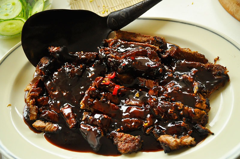 Babi Pangang Tiga Zonnevijlle